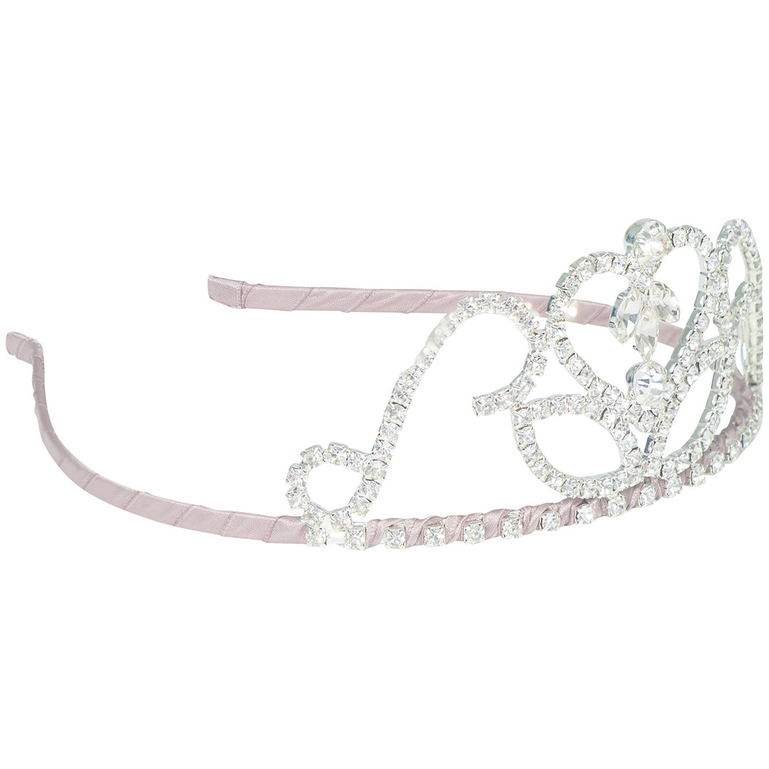 mimi & lula zilveren prinsessen tiara voor kinderen met hartvormig patroon en strass steentjes, schuin van voren.