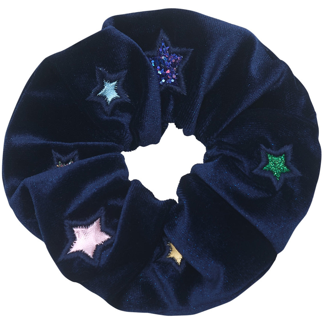Mimi & Lula marineblauwe fluwelen scrunchie met gekleurde sterren.