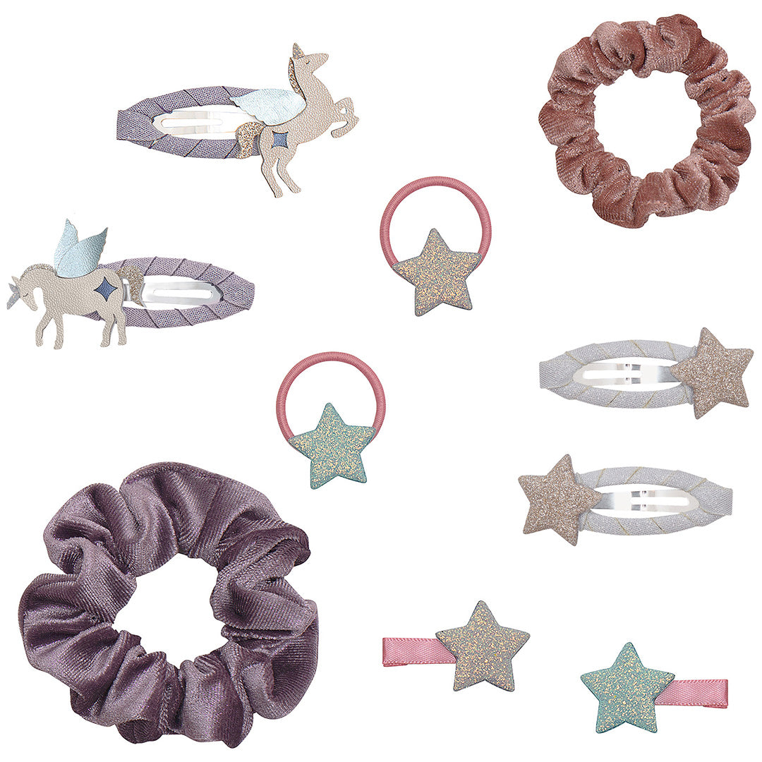 Een collectie mimi & lula haaraccessoires met eenhoorns, sterren en scrunchies op een witte achtergrond.