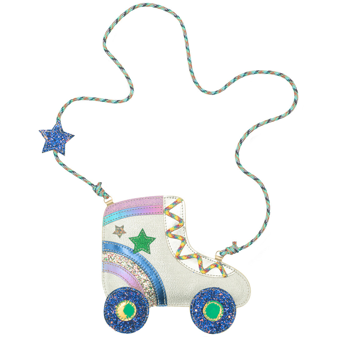Mimi & Lula schoudertasje in de vorm van een zilveren rolschaats met regenboog, sterren en glitterwielen, aan een kleurrijke schouderband.