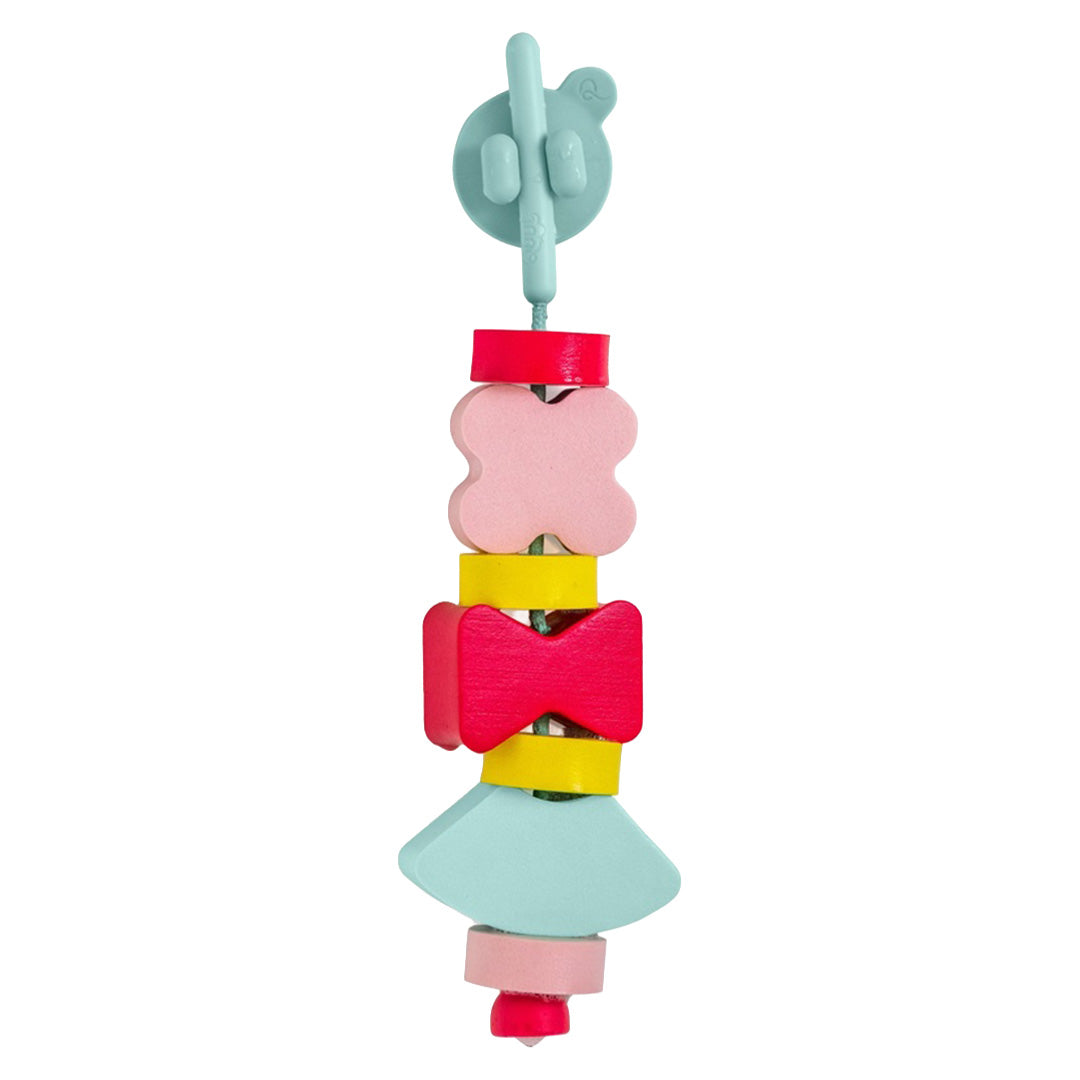 quut rijgkralen badspeelgoed met kleurrijke schuimvormen aan een blauwe haak.