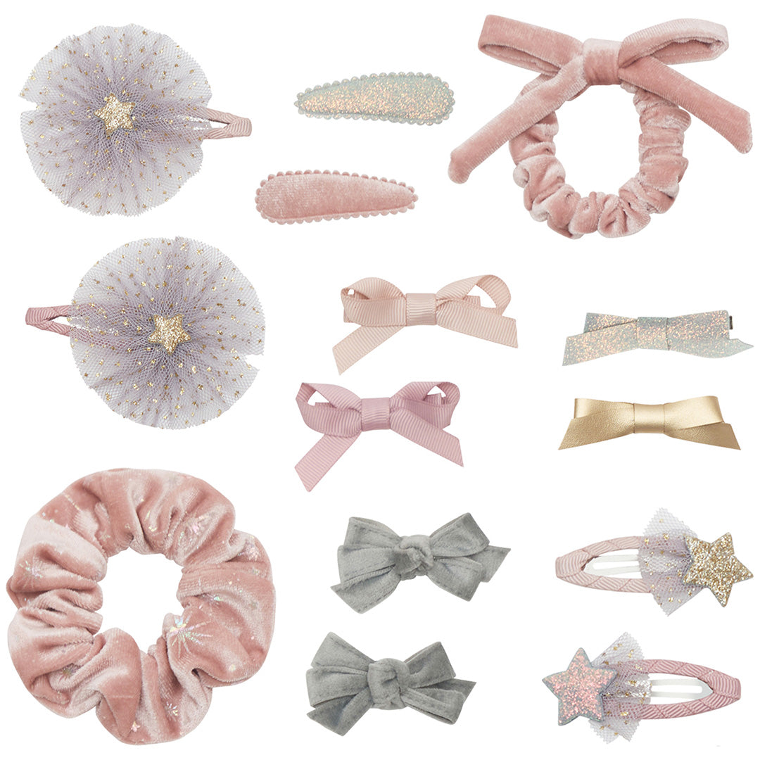 Collectie van diverse roze, grijze en gouden haaraccessoires met strikken, sterren en glitter.