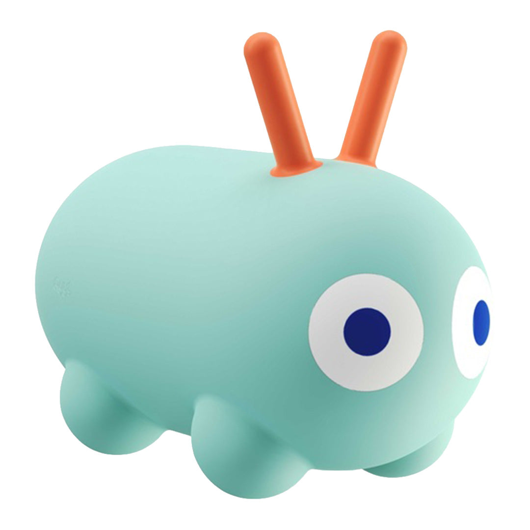 Quut mintgroen springdier in de vorm van een rups met oranje voelsprieten.
