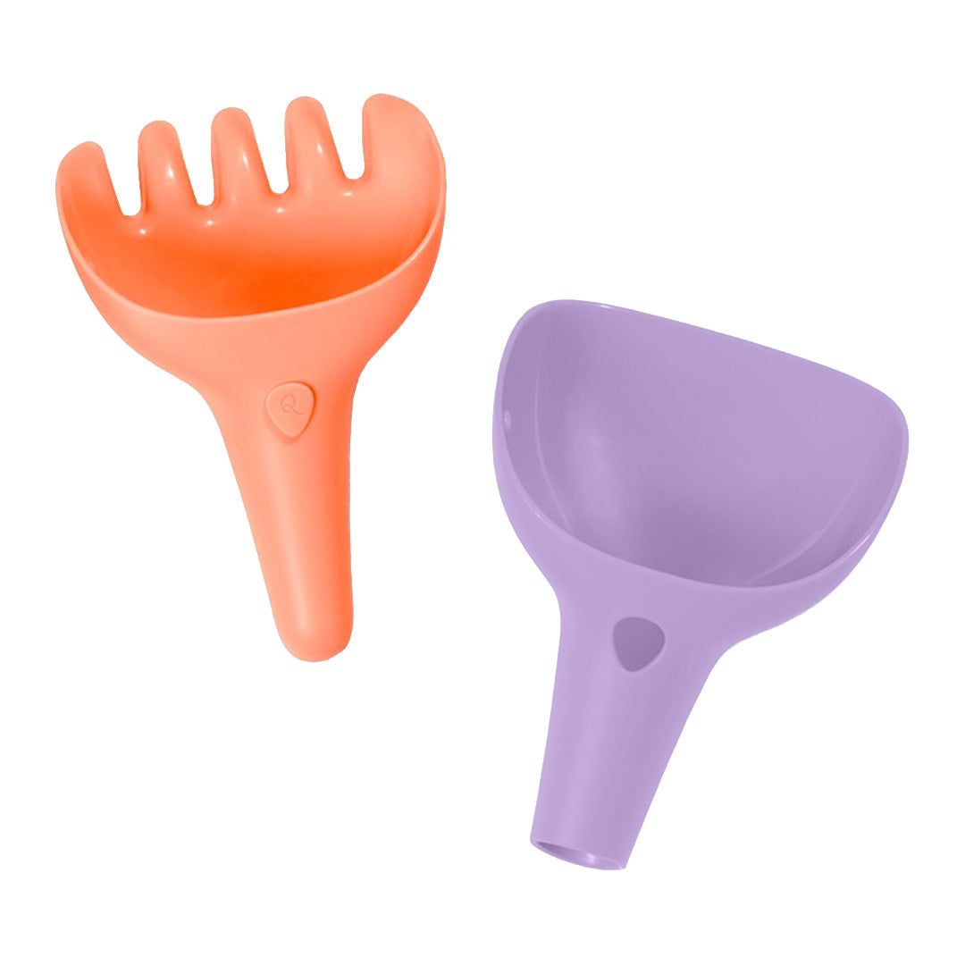 Quut zandspeelgoed set met een oranje hark en een paarse schep.