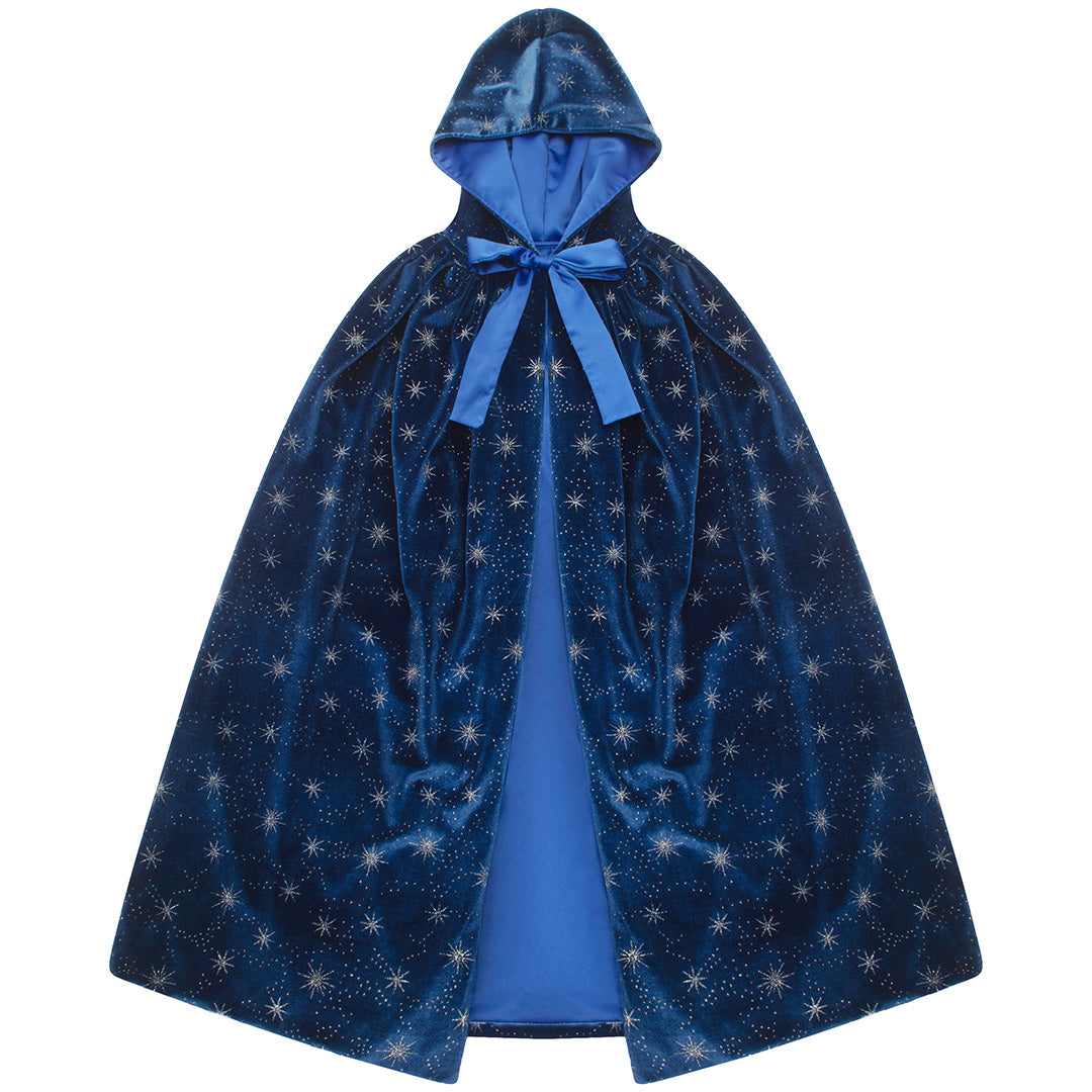 mimi & lula blauwe fluwelen verkleedcape met capuchon en zilveren sterren, plat gefotografeerd.