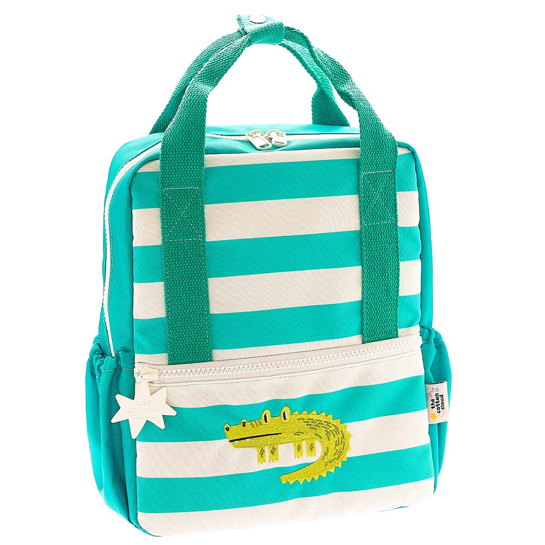 The cotton cloud kleuterrugzak met turquoise en witte strepen en een geborduurde krokodil.