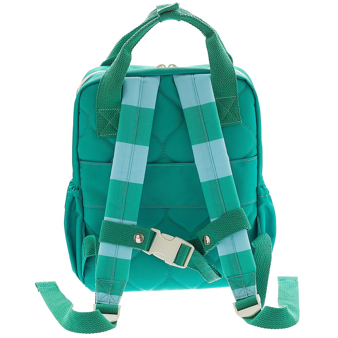 De achterkant van de the cotton cloud kleuterrugzak met turquoise banden en een borstgesp.