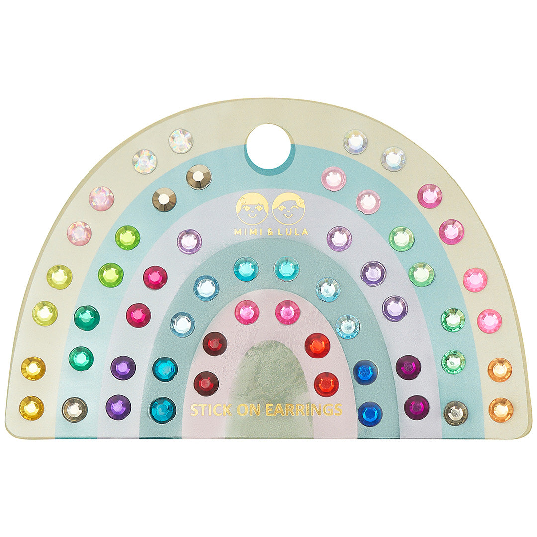 Mimi & Lula plakoorbellen voor kinderen, gepresenteerd op een regenboogvormige kaart met veelkleurige edelsteenachtige oorbellen.