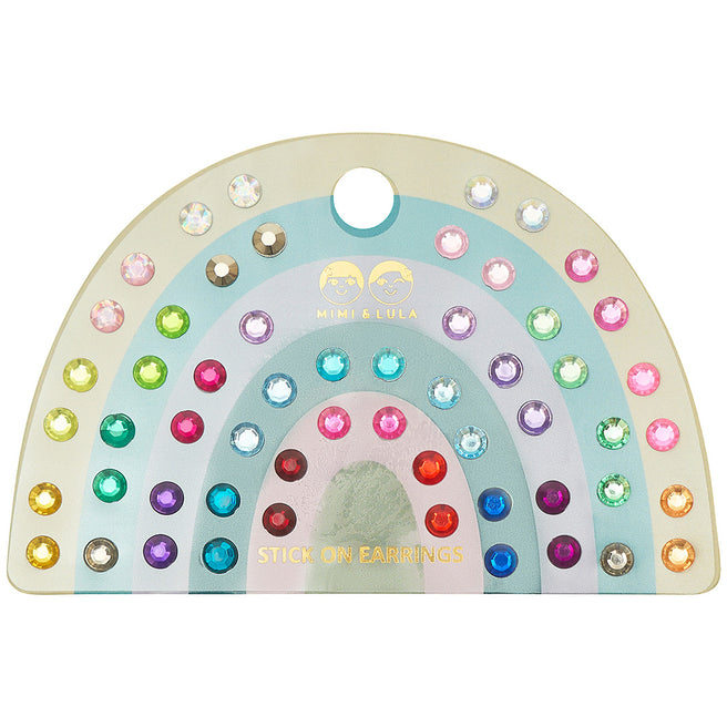 Mimi & Lula plakoorbellen voor kinderen, gepresenteerd op een regenboogvormige kaart met veelkleurige edelsteenachtige oorbellen.
