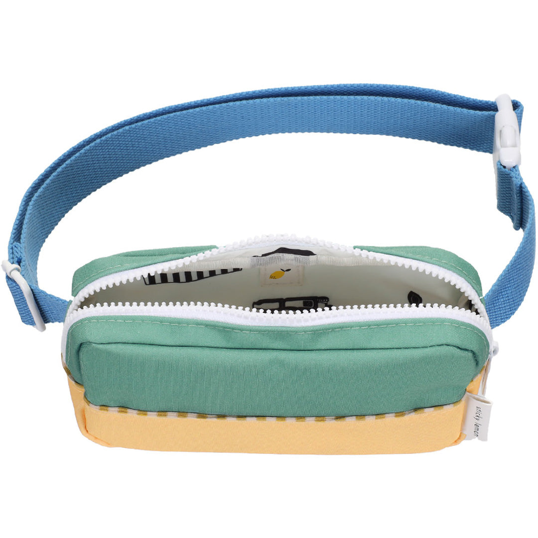 De open colourblocking heuptas toont de witte rits en de binnenkant met patroon.