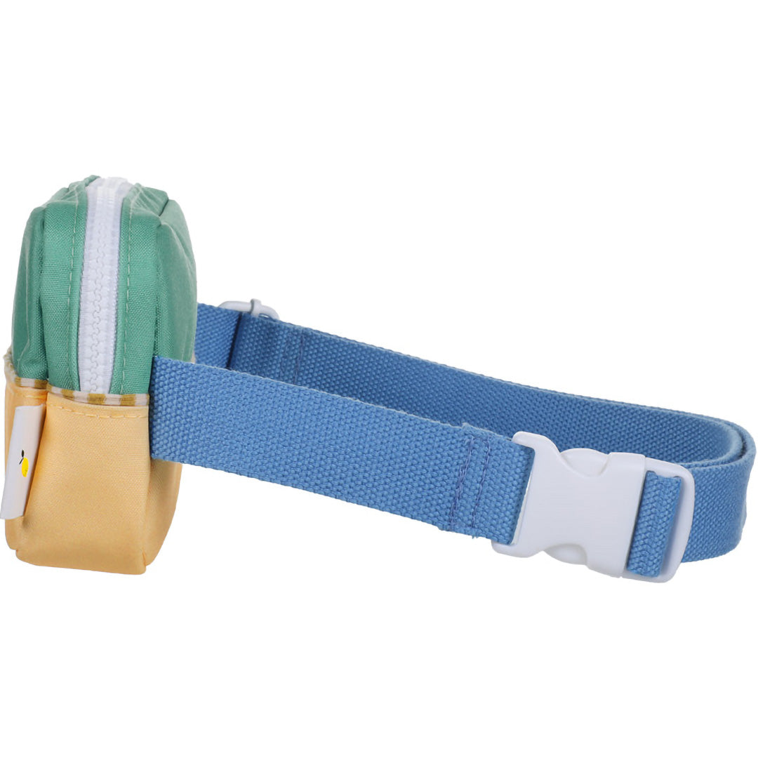 Zijaanzicht van de colourblocking heuptas met de blauwe verstelbare band en witte gesp.