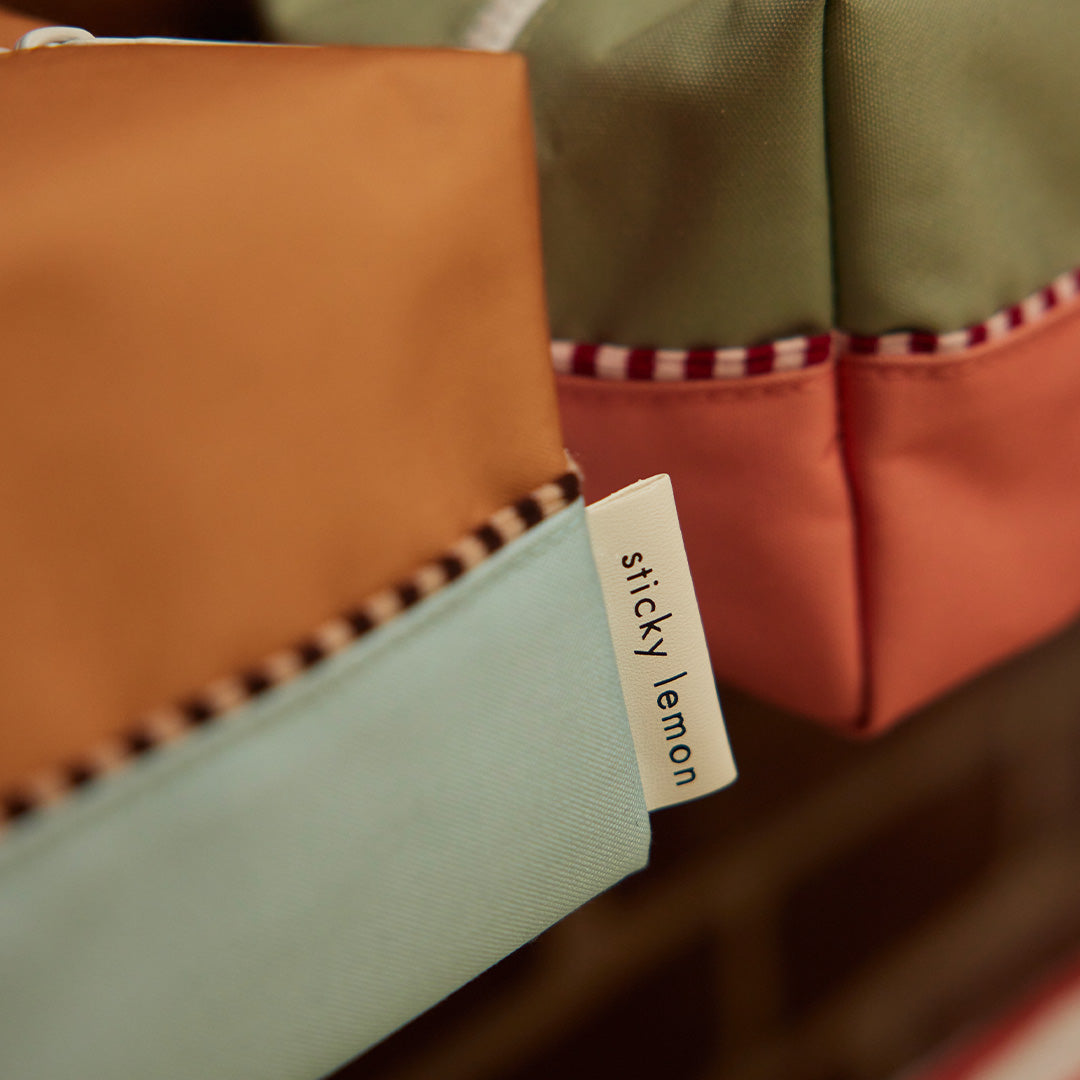 Detail van het Sticky Lemon label aan de zijkant van een colourblocking toilettas.
