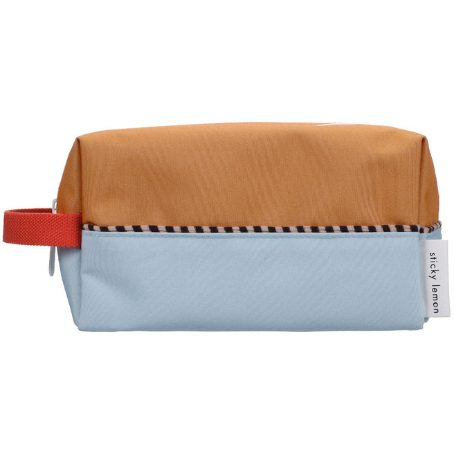 Sticky Lemon colourblocking toilettas in bruin en lichtblauw met een rood handvat.