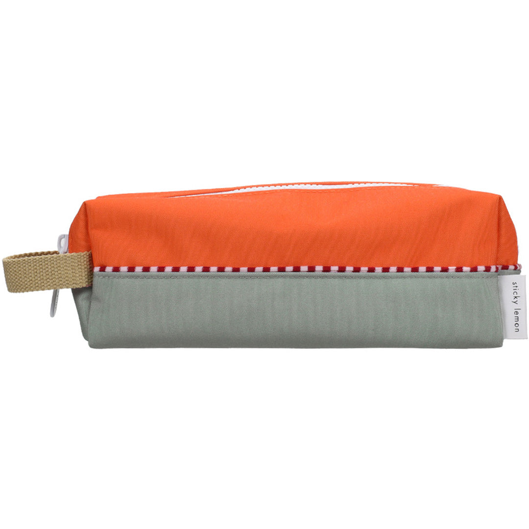 Sticky Lemon pennenetui met colourblocking in oranje en grijs, met een gestreepte rand.