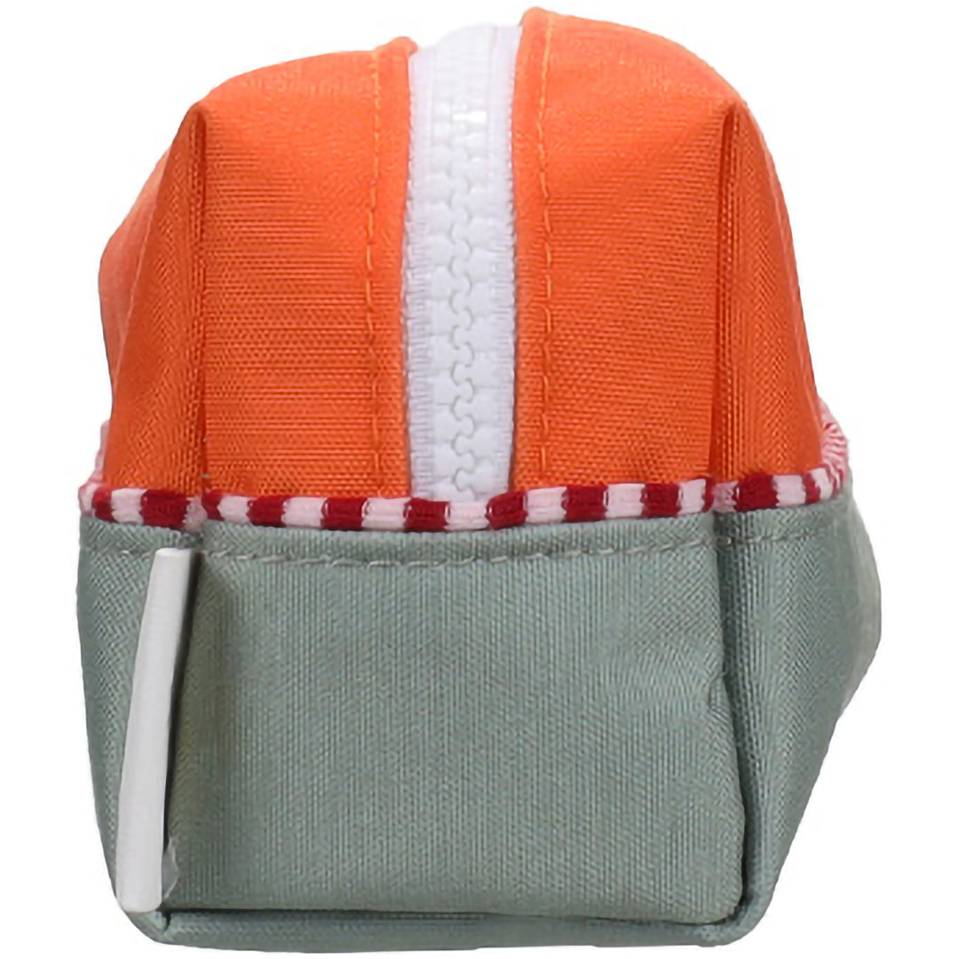 Zijkant van het Sticky Lemon pennenetui met colourblocking in oranje en grijs en een witte rits.