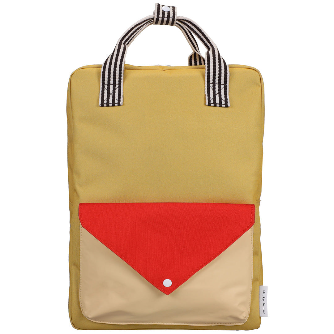 Sticky Lemon schoolrugzak in reed green met een rood-beige envelopvak aan de voorkant.