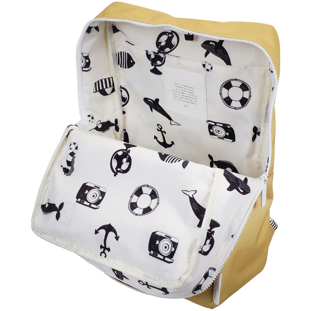De open Sticky Lemon schoolrugzak toont de binnenkant met een wit-zwart patroon van zeedieren en nautische symbolen.