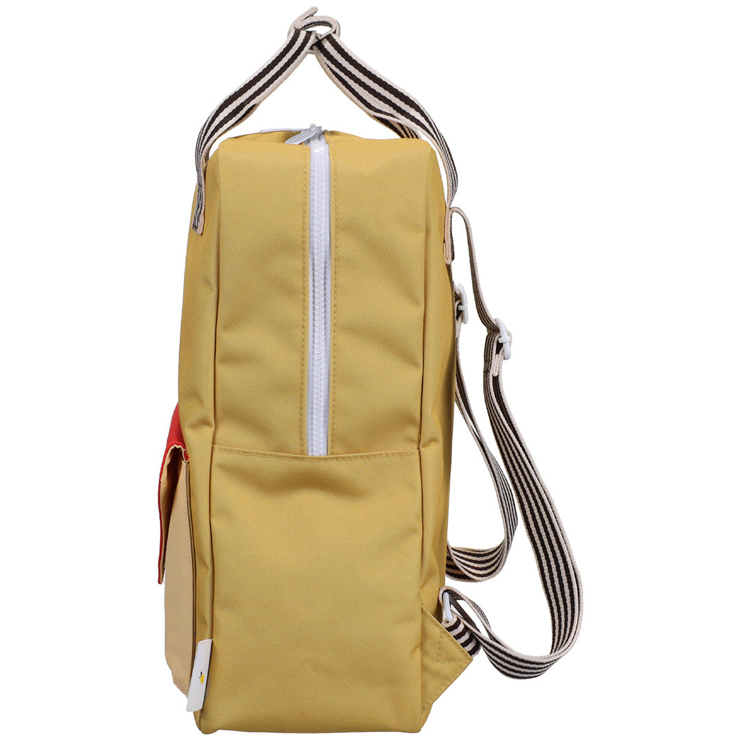 Zijaanzicht van de Sticky Lemon schoolrugzak in reed green met witte rits en gestreepte schouderbanden.