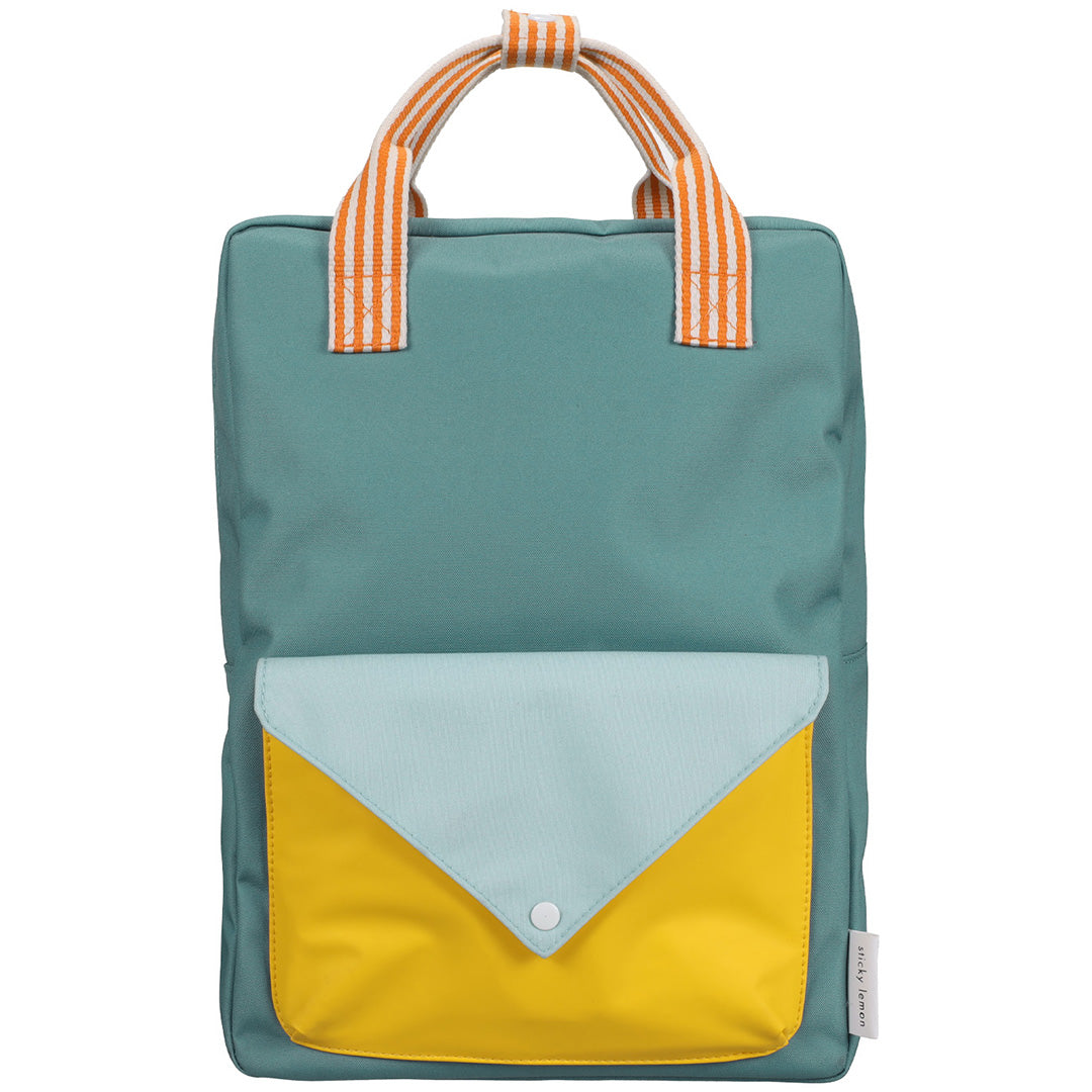 Sticky Lemon schoolrugzak in blauw met gele en lichtblauwe envelopzak aan de voorkant.
