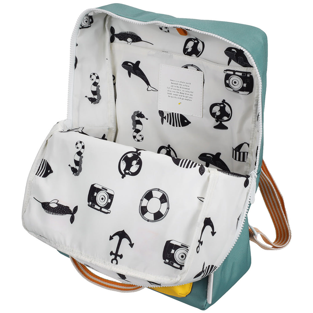 De open Sticky Lemon schoolrugzak toont de binnenkant met voering met onderwaterleven patroon.