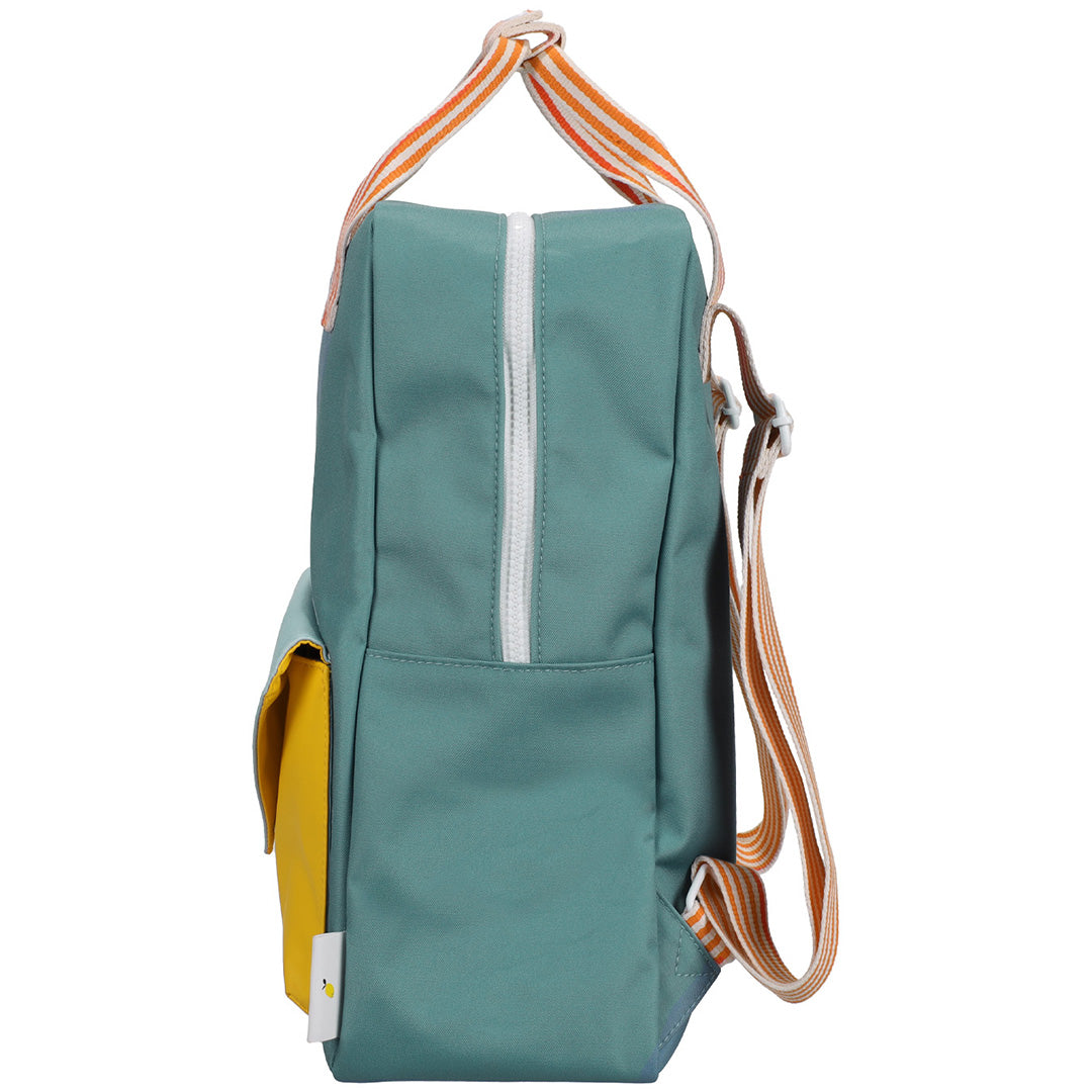 Rechterzijkant van de Sticky Lemon schoolrugzak in blauw met oranje-witte schouderbanden.