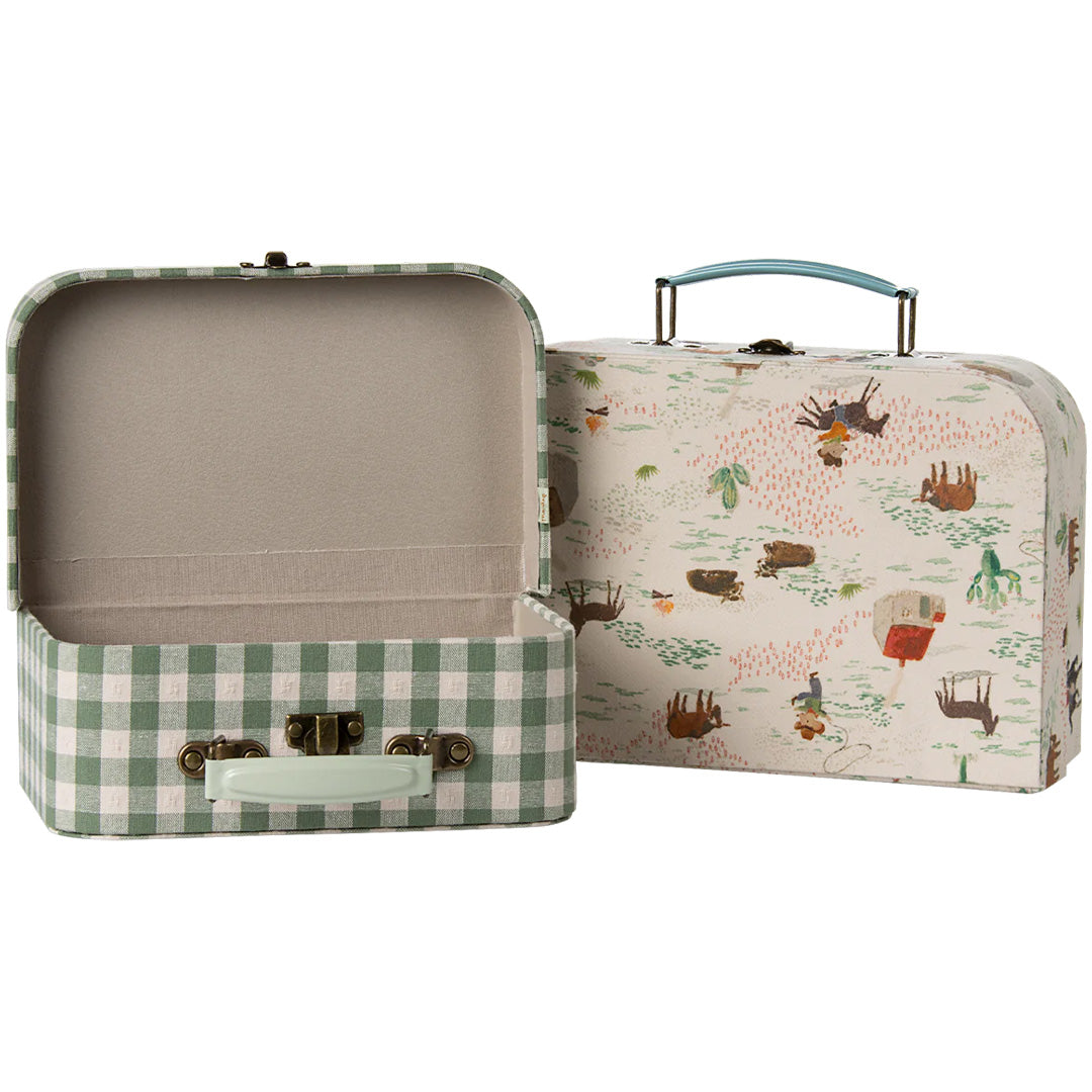 Een open, lege Maileg decoratiekoffer met groen ruitpatroon, naast een gesloten koffer met pony- en westernpatroon.