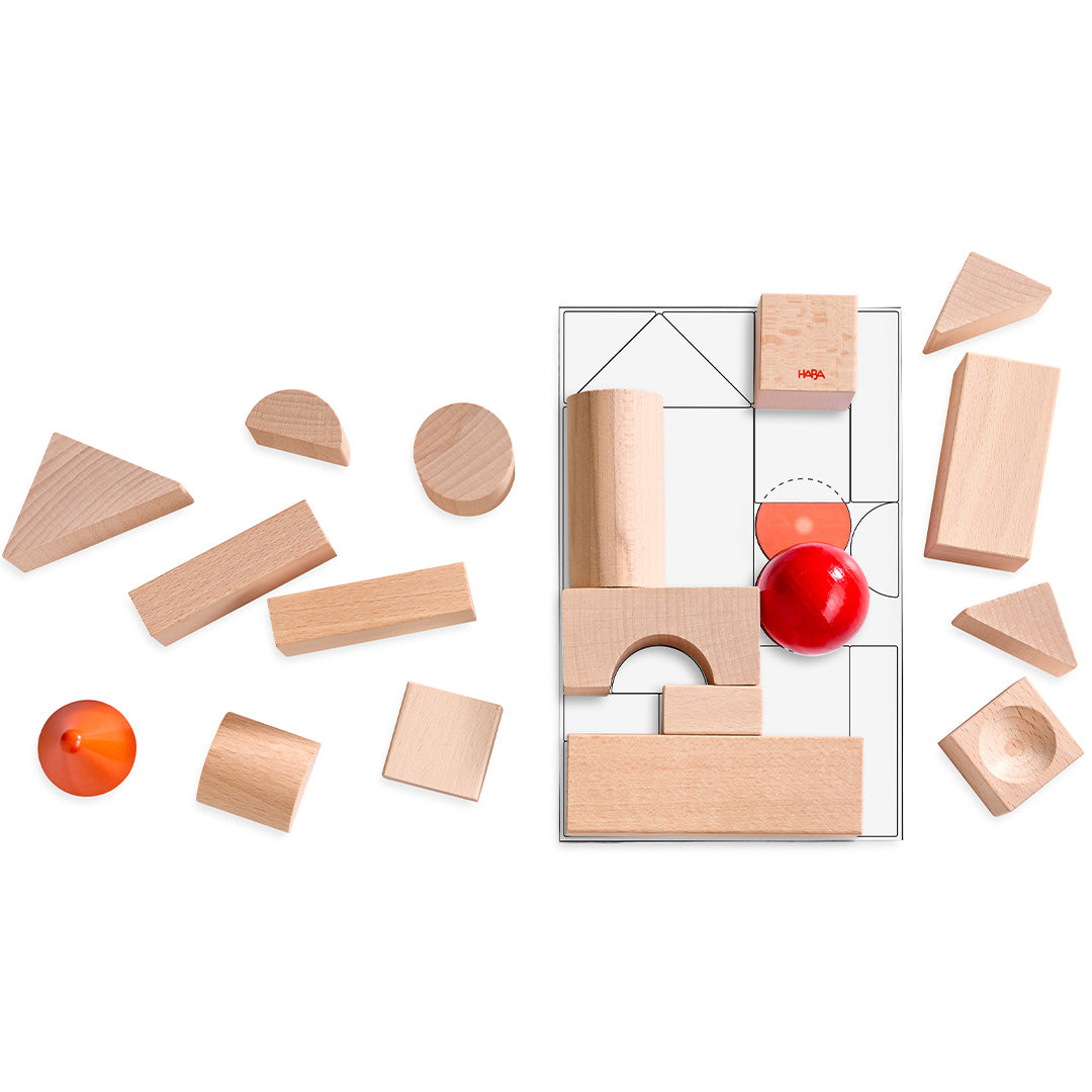 Een overzicht van de HABA houten bouwblokken, inclusief natuurlijke vormen en een rode bal en oranje kegel, naast een bouwkaart.