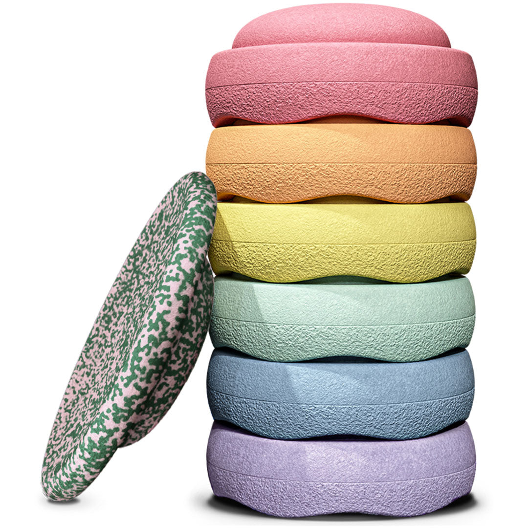 stapelstein bouwstenen in pastel regenboogkleuren, gestapeld met één gespikkelde steen ernaast.
