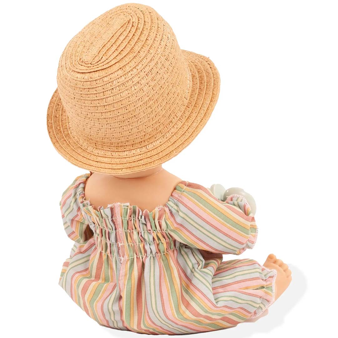 Achteraanzicht van de Götz bad- en plaspop Sleepy Aquini met gestreepte outfit en strohoed.