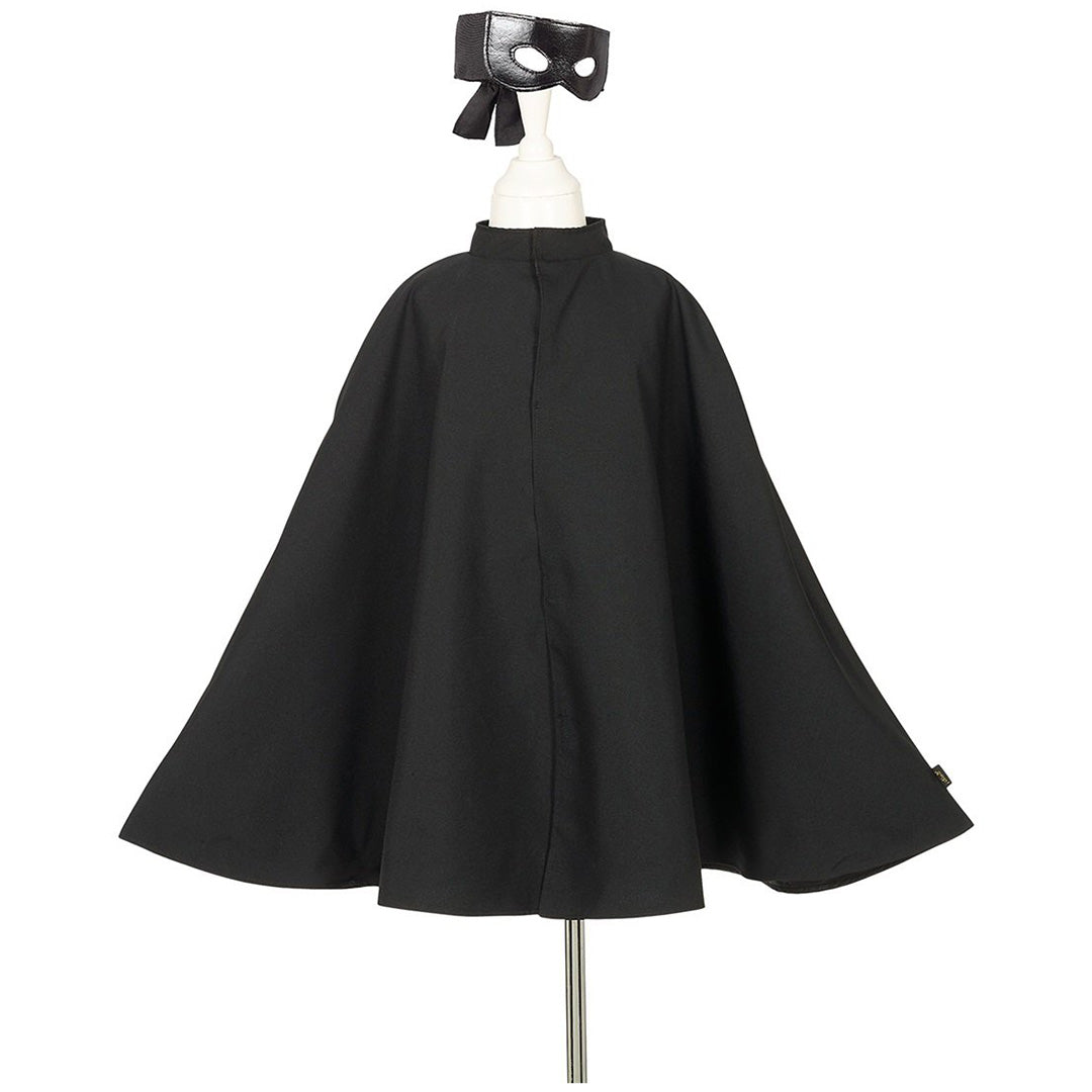 Souza for Kids Zorro kinderkostuum met zwarte cape en oogmasker op een paspop.