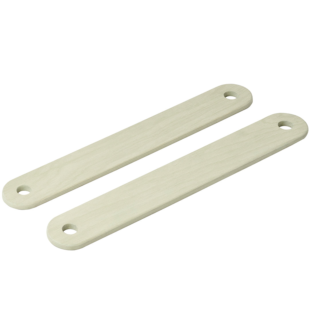 Twee modu evenwichtsbalken van lichtgroen hout met gaten aan de uiteinden, liggend op een witte achtergrond.