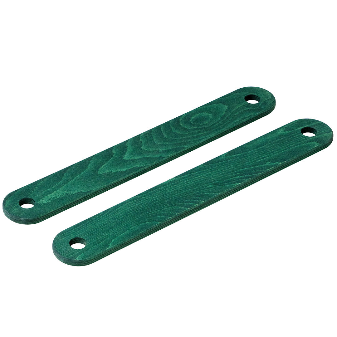 Twee groene houten modu evenwichtsbalken, liggend op een witte achtergrond.