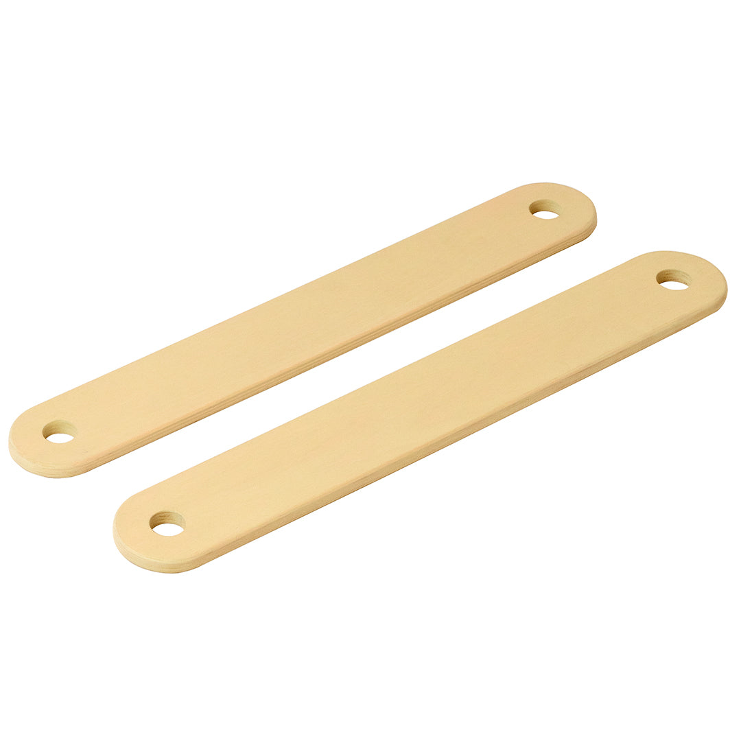 Twee modu honinggele houten evenwichtsbalken met gaten aan de uiteinden.