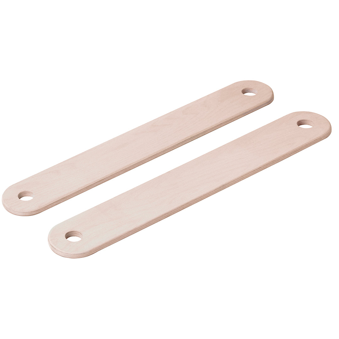 Twee lichtroze houten modu evenwichtsbalken met gaten aan de uiteinden, schuin op een witte achtergrond.