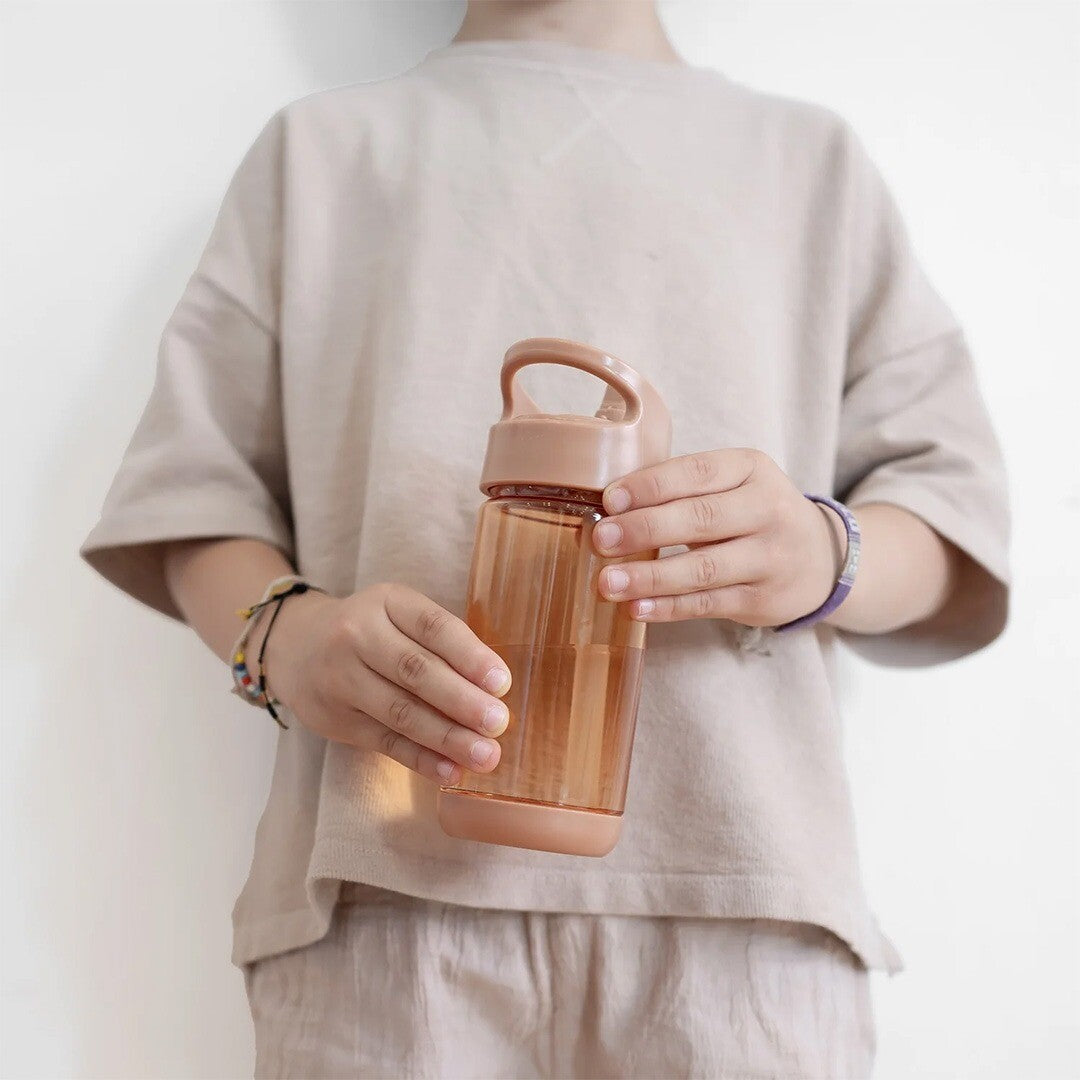 Kinderhanden houden de 3 sprouts kinder drinkfles vast.