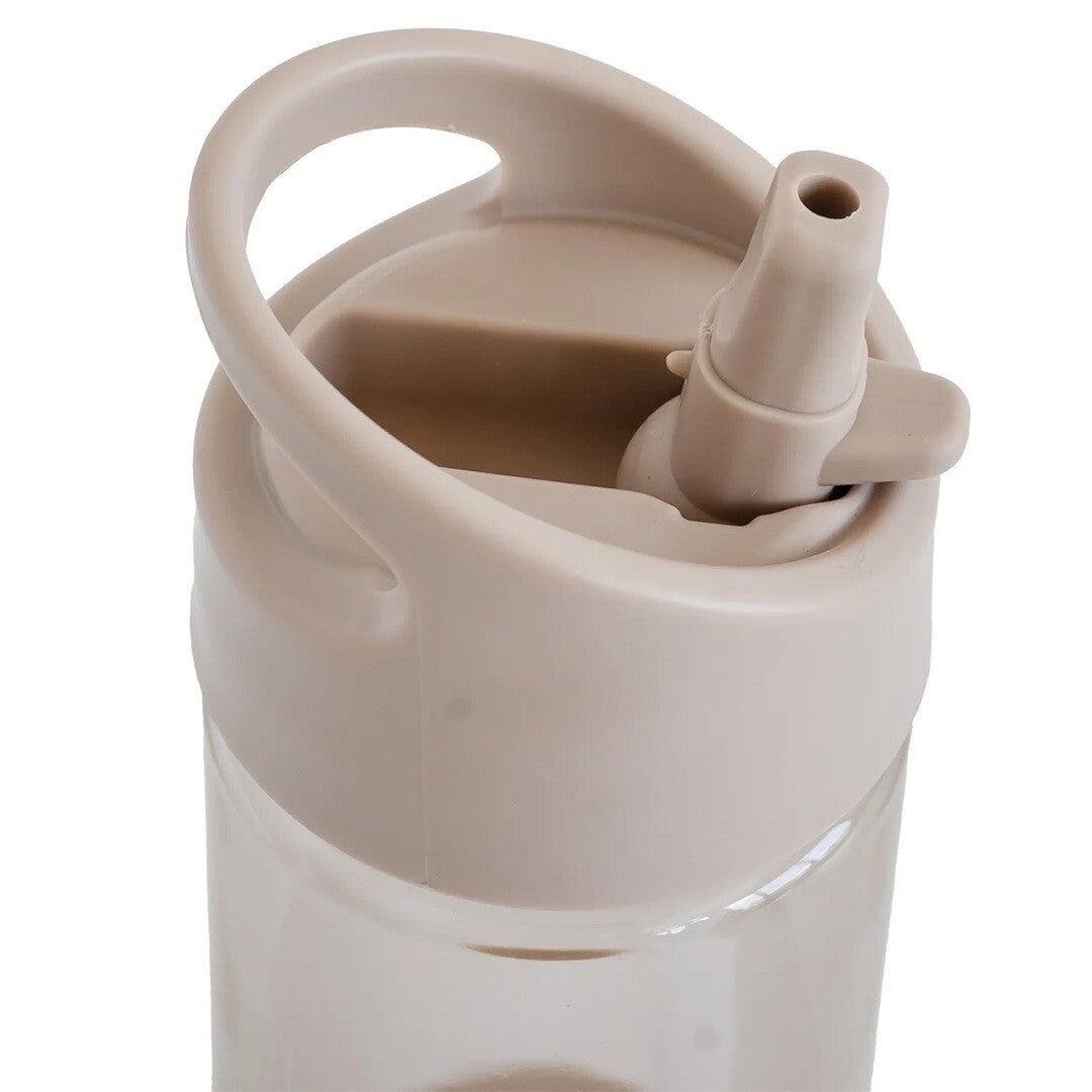 Detail van de taupekleurige dop van de 3 sprouts drinkfles met opengeklapt rietje.