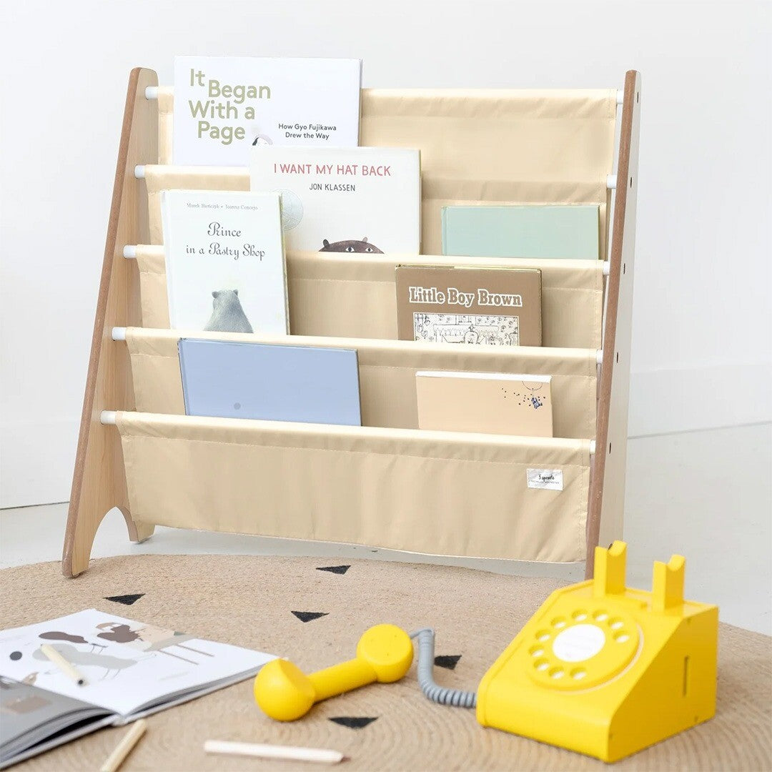 3 sprouts kinderboekenrek met boeken en speelgoed op een vloerkleed.