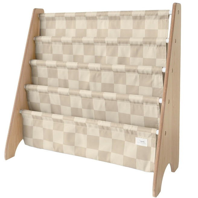 3 sprouts kinderboekenrek met houten frame en beige geruite stoffen vakken.