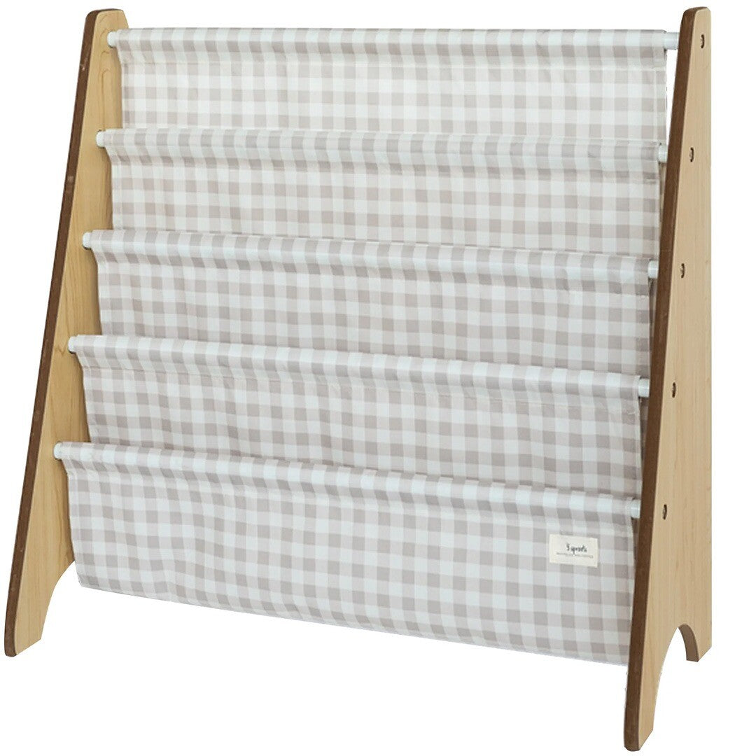 3 sprouts kinderboekenrek met houten frame en beige geruite stoffen planken.