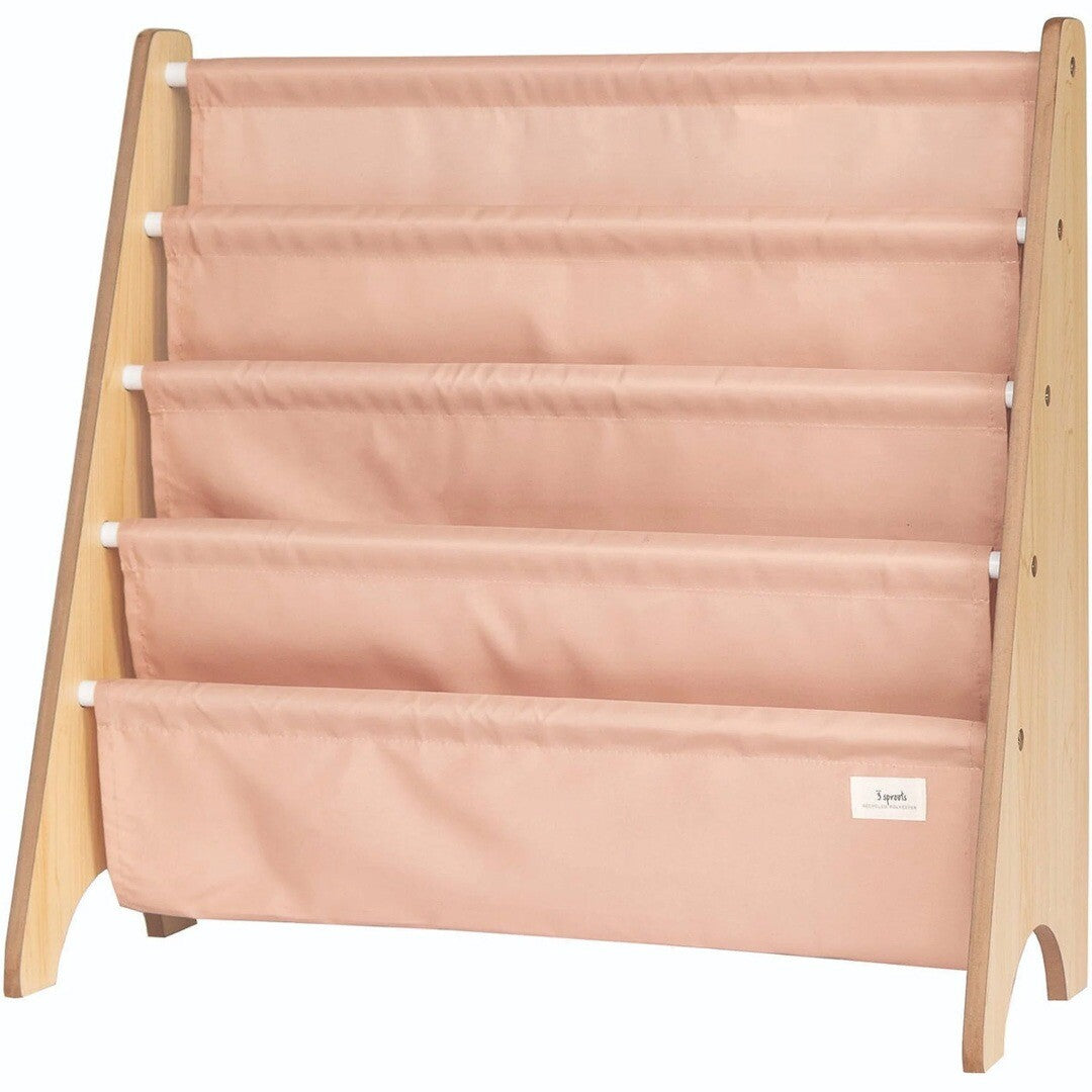 3 sprouts kinderboekenrek met houten zijkanten en vier roze stoffen vakken.