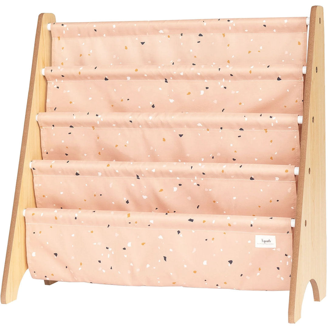3 sprouts kinderboekenrek met roze stof en terrazzo patroon.