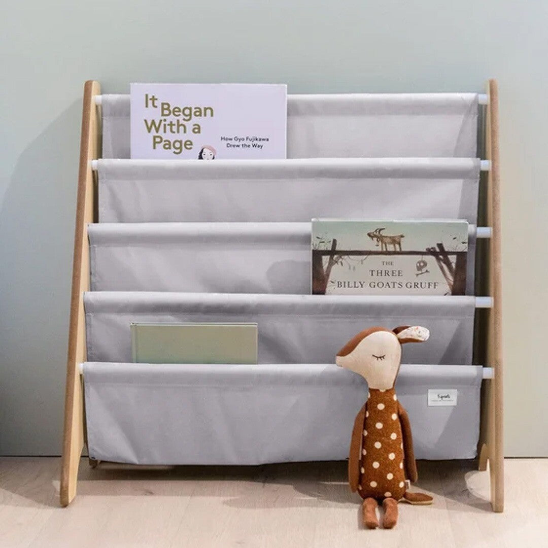 3 sprouts kinderboekenrek gevuld met boeken en een knuffel van een hertje ervoor.