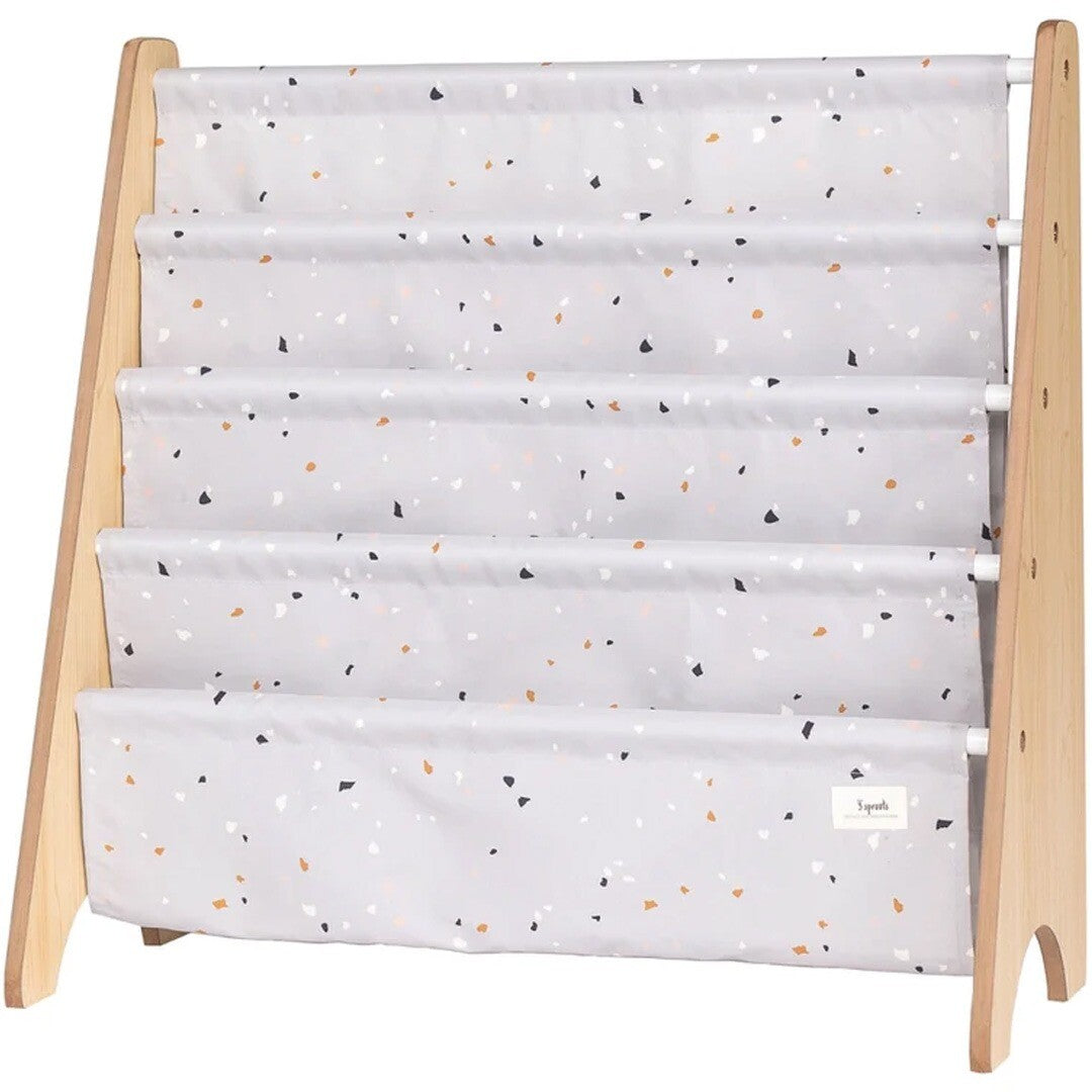3 sprouts kinderboekenrek met lichtgrijze stoffen vakken en een kleurrijk terrazzo patroon.