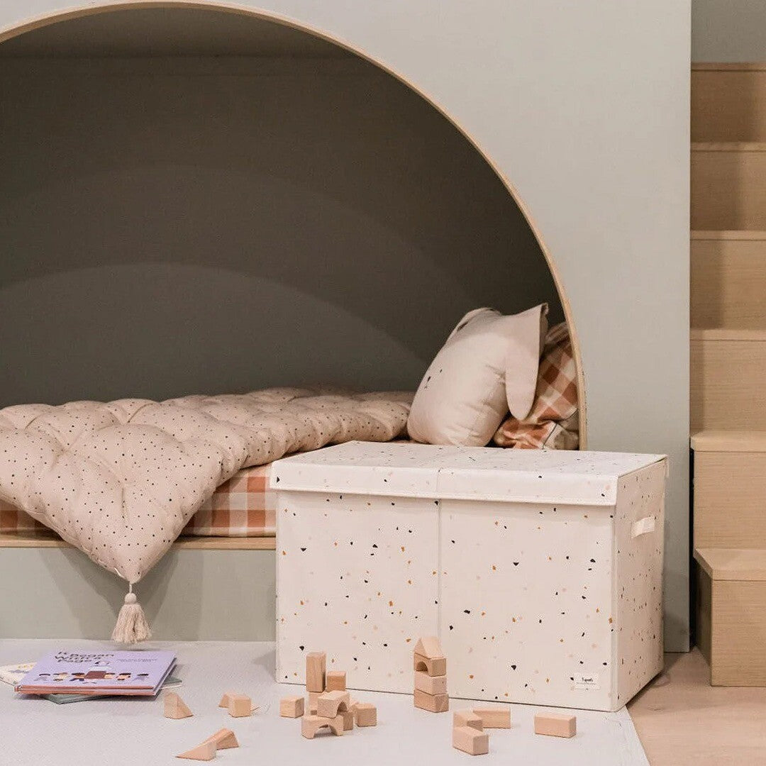 3 sprouts opbergdoos met terrazzo patroon in een kinderkamer met houten speelgoed.