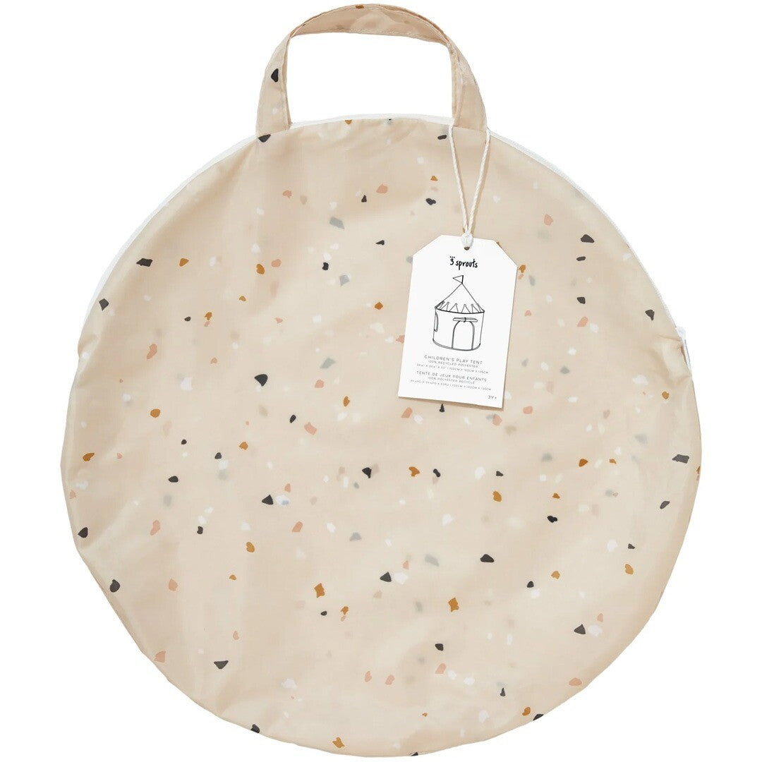 Ronde verpakkingstas van de speeltent met terrazzo patroon en productlabel.