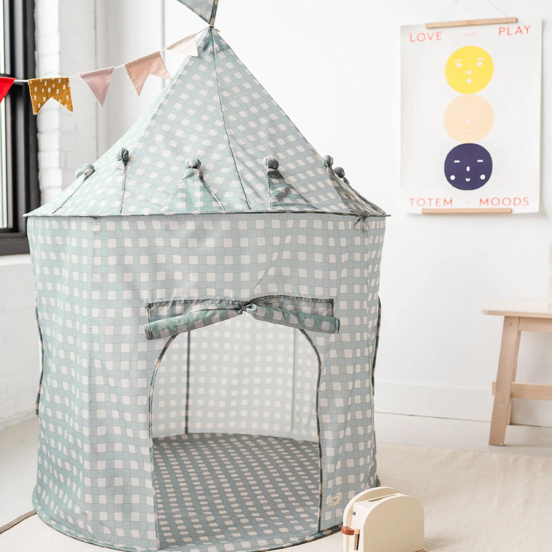 3 sprouts speeltent kasteel met blauw-wit geruit patroon in een kinderkamer.