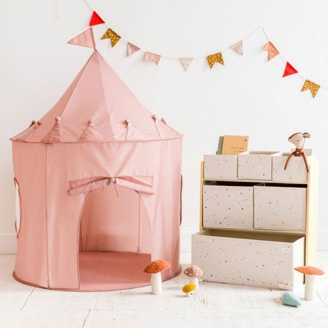 3 sprouts roze kasteel speeltent in een kinderkamer met opbergmeubel en decoratie.