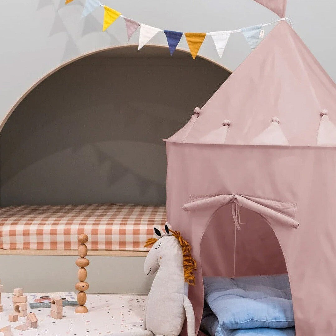 3 sprouts roze kasteel speeltent in een kinderkamer met een eenhoorn knuffel en houten speelgoed.