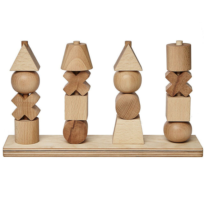 Wooden Story houten stapeltorens met geometrische vormen op een rij.