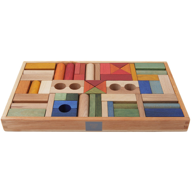 Wooden Story houten bouwblokken in regenboogkleuren, netjes gerangschikt in een houten bak.